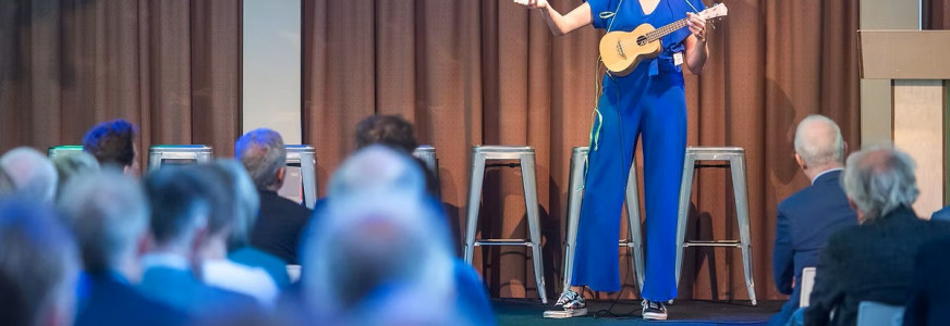 Congres 2025: optreden cabaretier Tanja ten Brake bij sponsor Ceban Clinic Services