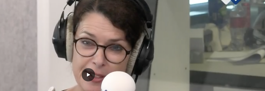 Minister Kuipers en Paulette Timmerman in gesprek over de belangrijkste uitdagingen in de zorg tijdens het radioprogramma Goed Ingelichte Kring op NPO 1